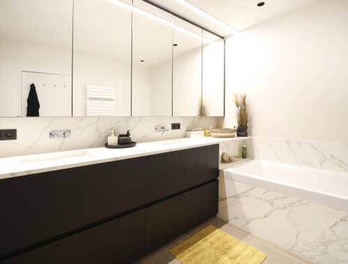 Een stijlvolle badkamer met marmeren wanddecoratie