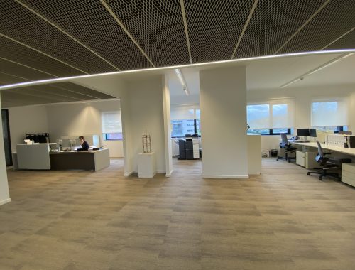Een fris ontwerp van een kantoorruimte met sfeerverlichting
